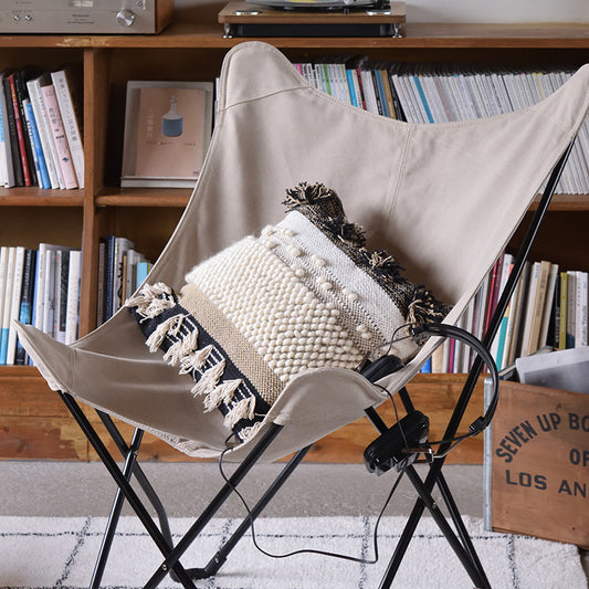 アウトドアでもインドでも活躍するフォールディングチェア