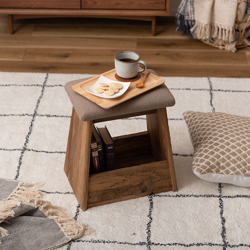 ひとつひとつ表情の異なるパイン古材の質感とファブリックの組み合わせが上質な軽量でシンプルなスツール