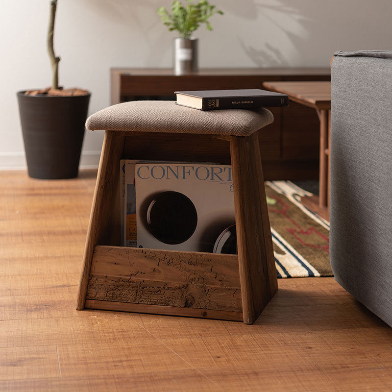 ひとつひとつ表情の異なるパイン古材の質感とファブリックの組み合わせが上質な軽量でシンプルなスツール