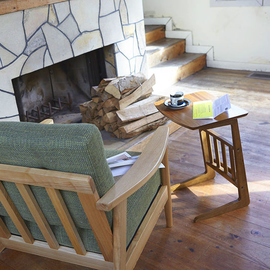 ソファサイドでもリビングでも！天然木の優しい雰囲気のトムテ ソファサイドテーブル