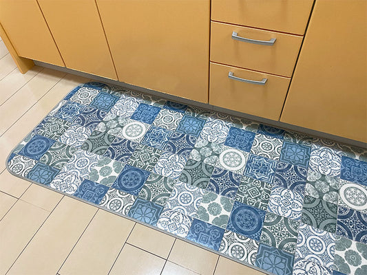 優れた耐摩耗性で土足使用もOK！汚れても拭き取るだけでキレイ！はっ水・抗菌・防炎機能付きキッチンマット幅40cmタイプ＜Nene - ネネブルー＞