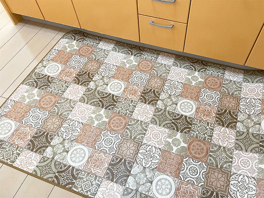 優れた耐摩耗性で土足使用もOK！汚れても拭き取るだけでキレイ！はっ水・抗菌・防炎機能付きキッチンマット幅60cmタイプ＜Nene - ネネブラウン＞